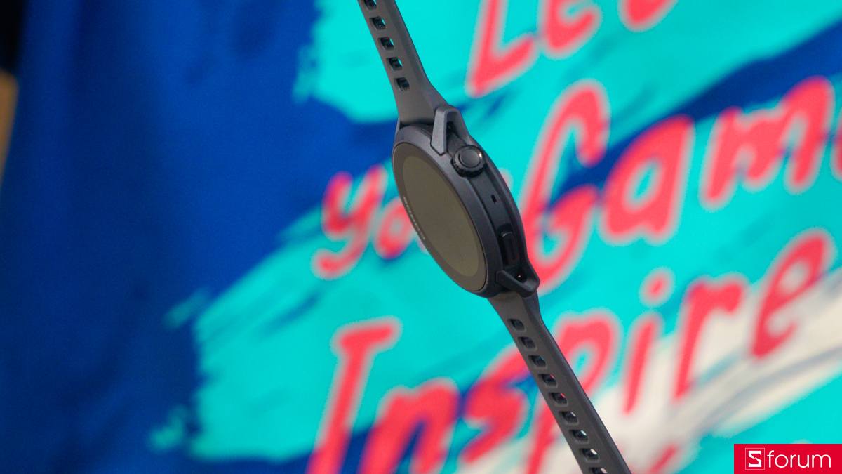 Cạnh phải của Coros Pace 4