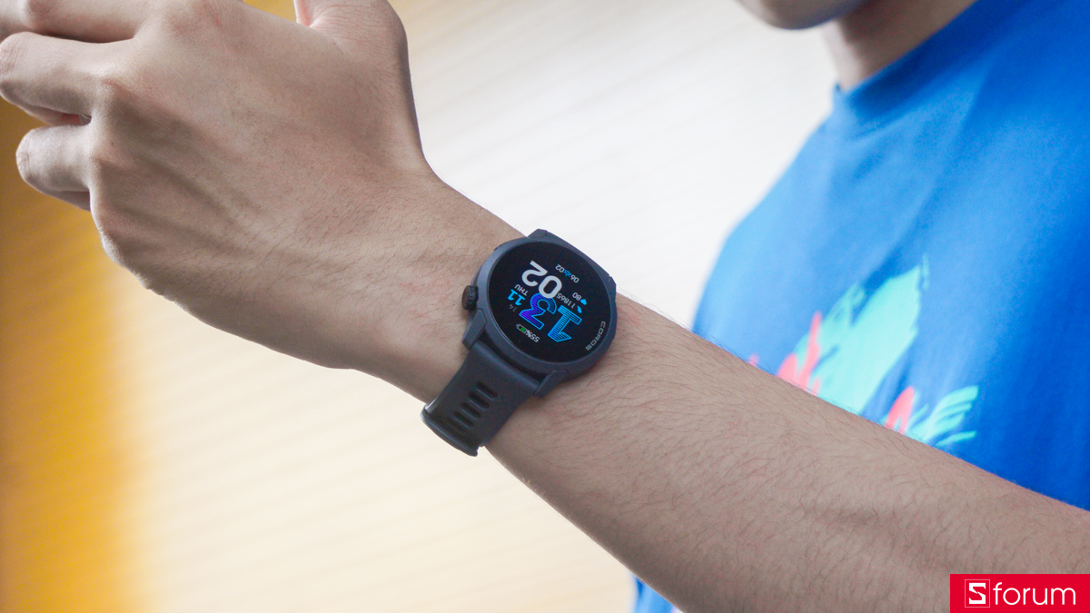 Trên tay Coros Pace 4 vẫn cho cảm giác tương đối gọn gàng