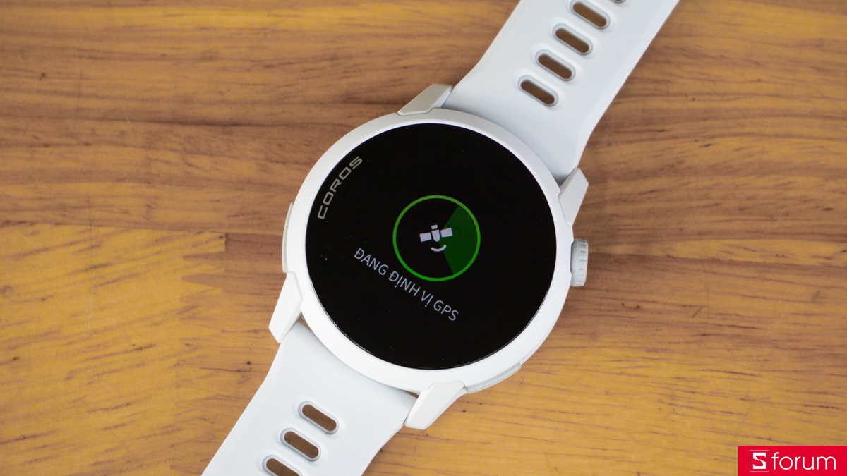 Tuy nhiên, Coros Pace 4 chỉ hỗ trợ điều hướng bằng mũi tên, chưa có bản đồ offline dạng mini như các dòng cao cấp hơn