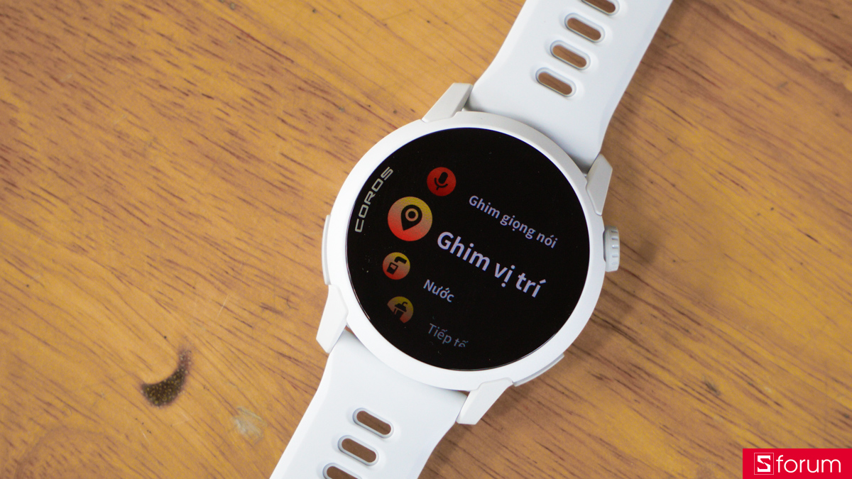 Coros Pace 4 còn được trang bị micro hỗ trợ thu âm, cho phép ghi lại nhật ký hành trình, lưu lại các khoảnh khắc đáng nhớ hoặc đánh dấu địa điểm quan trọng trên bản đồ