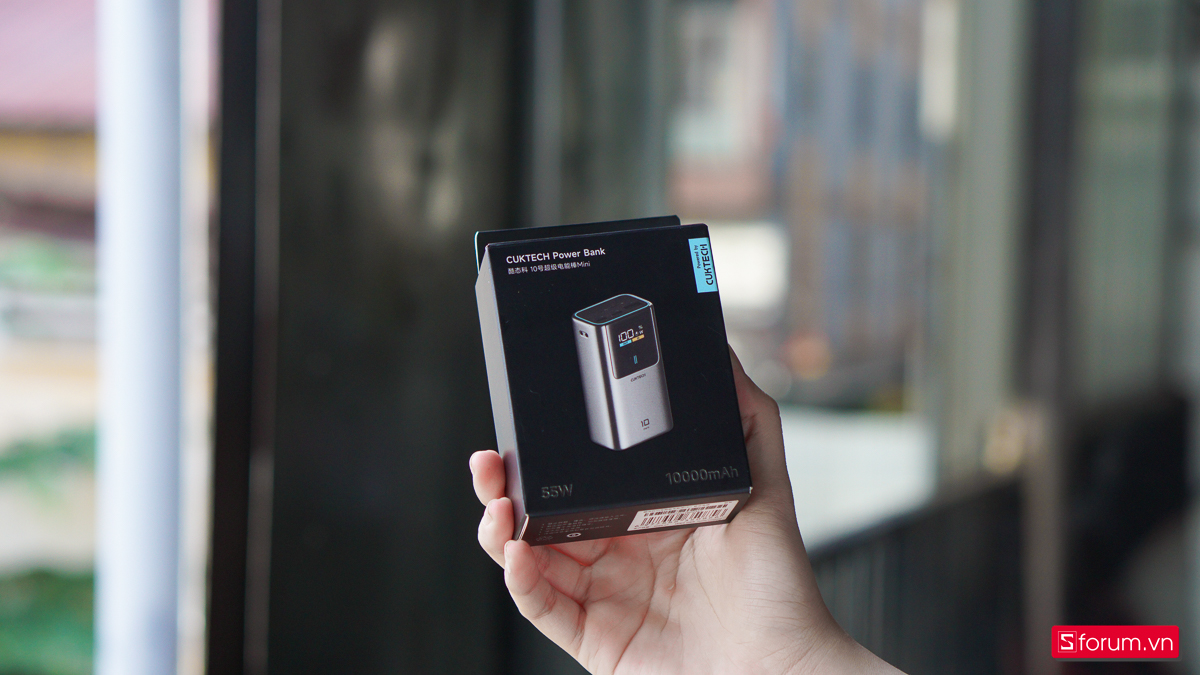 Cuktech 10 Mini được đóng gói khá đơn giản với hộp sử dụng tông màu đen chủ đạo