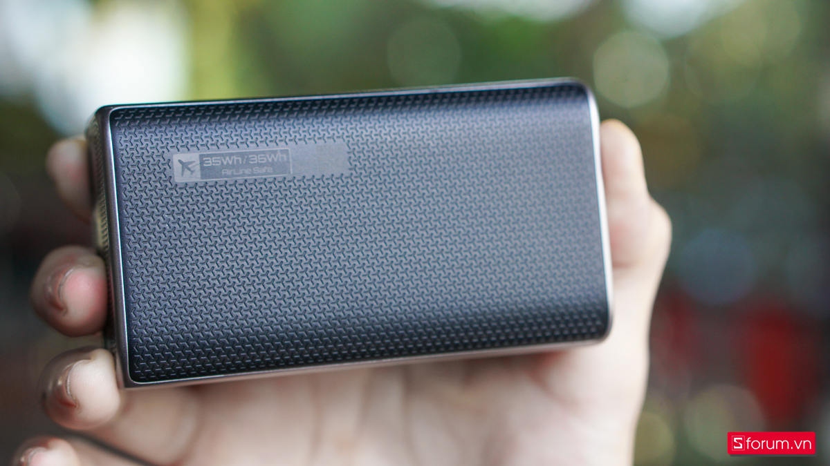 Mặt lưng của Cuktech 10 Mini được làm bằng chất liệu nhựa, mang thiết kế họa tiết cắt laser