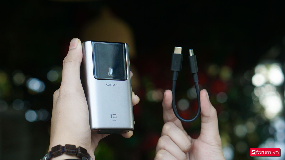 Phụ kiện đi kèm của Cuktech 10 Mini cực kì đơn giản với giấy hướng dẫn sử dụng cũng như dây sạc USB C to C hỗ trợ sạc nhanh lên đến 240W