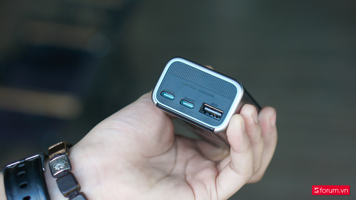 Được trang bị 2 cổng USB C và 1 cổng USB A được đặt ở cạnh trên của Cuktech 10 Mini