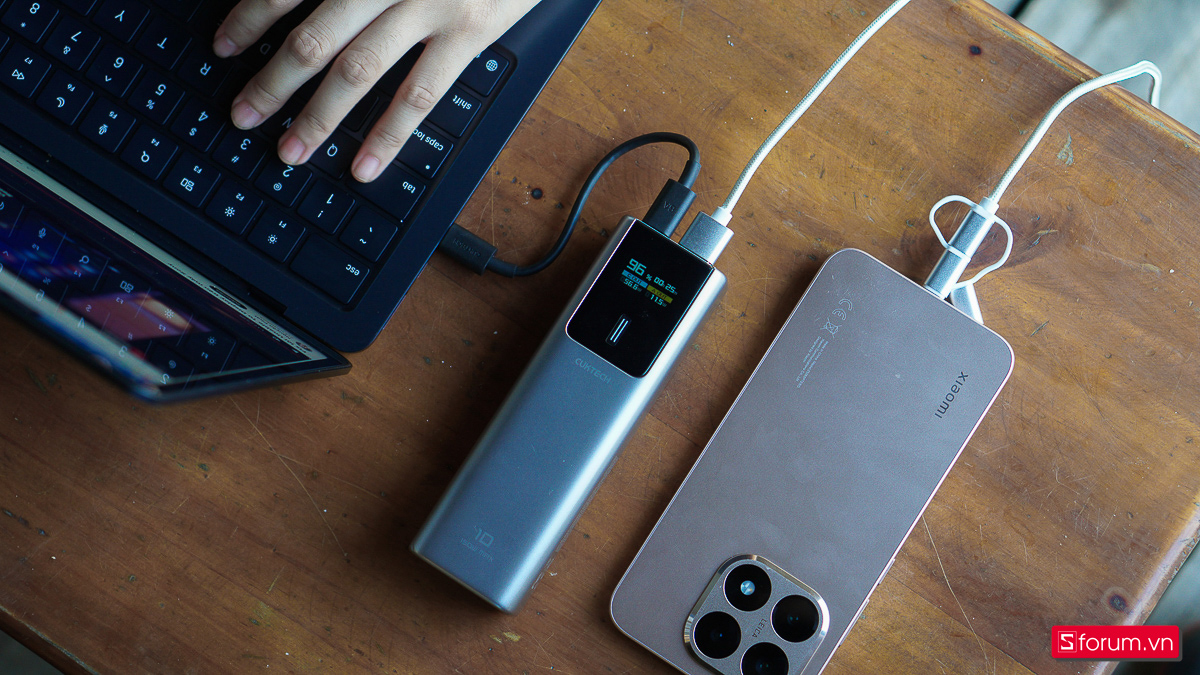Cổng sạc USB A của Cuktech PB100P cho công suất đầu ra lên đến 33W, cho khả năng sạc các thiết bị di động nhỏ như điện thoại hay đèn pin cầm tay...