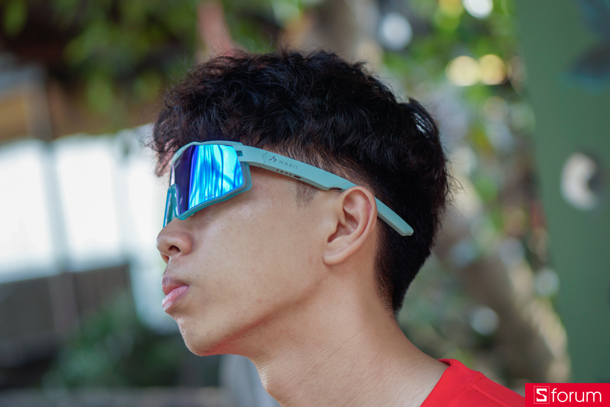 HAKII WIND IIS sở hữu ngôn ngữ thiết kế đậm chất khí động học, ôm sát vào khuôn mặt