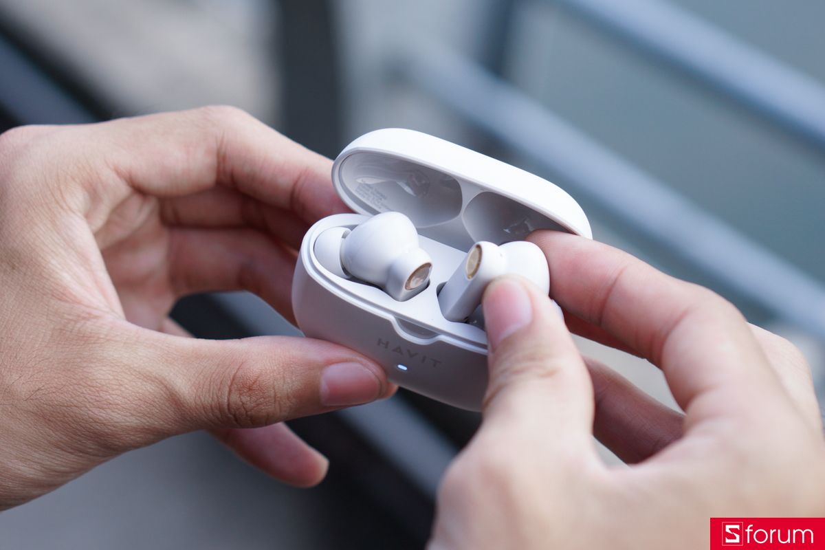 Cảm giác đóng mở nắp hộp sạc của Havit TW992 cũng tương đôi chắc chắn, nam châm hút chặt, cho cảm giác an toàn khi sử dụng