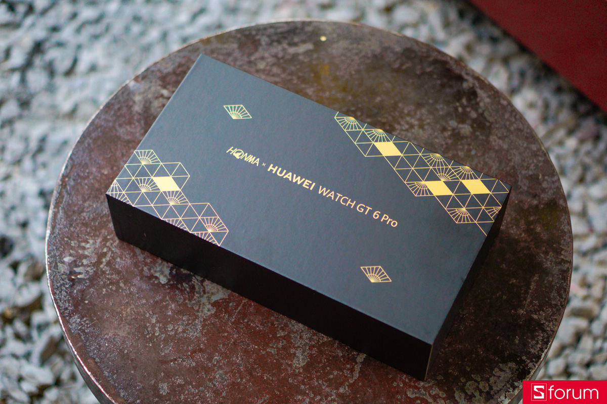 Hộp của HONMA x Huawei Watch GT 6 Pro mang màu đen chủ đạo với họa tiết lá thông ánh vàng kim cực kì sang trọng và tinh tế