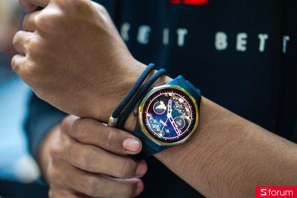 Kích thước 44mm và thiết kế tổng thể giúp HONMA x Huawei Watch GT 6 Pro vừa vặn với đa số cổ tay người dùng