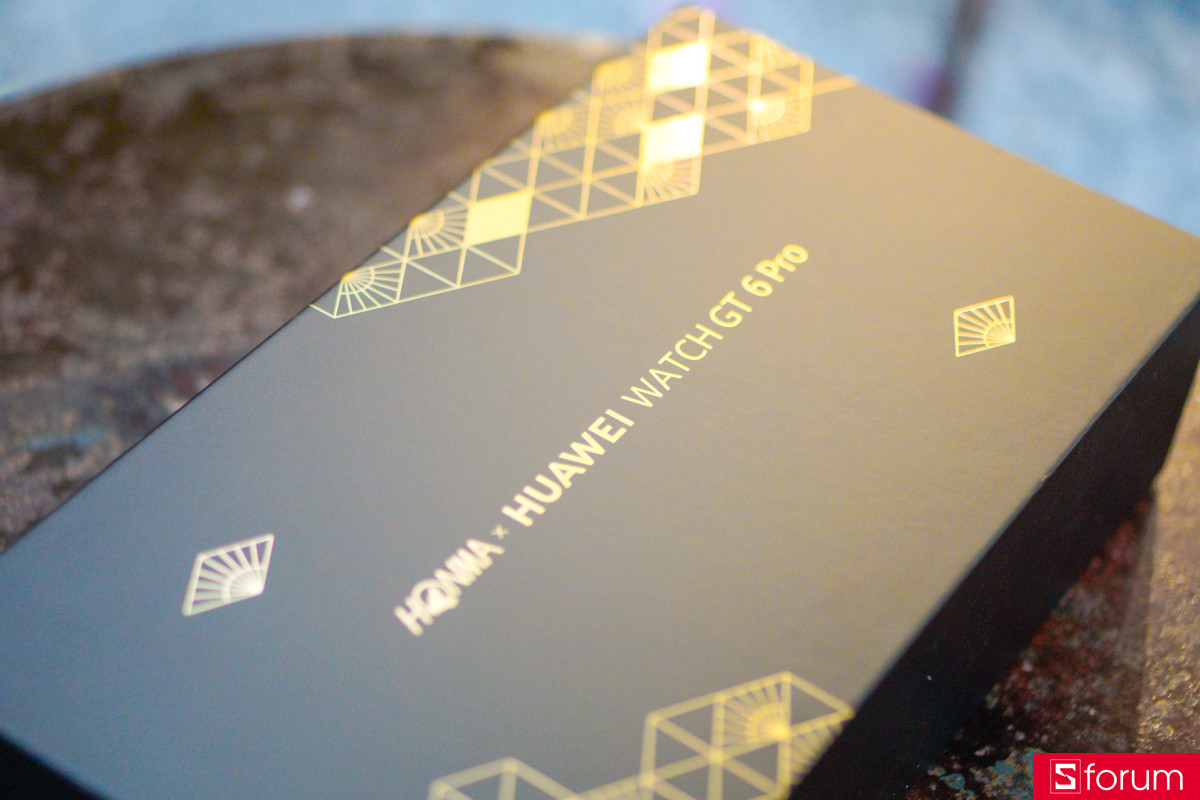 Dòng chữ HONMA x Huawei Watch GT 6 Pro cách điệu được đặt ngay giữa, cho cảm giác sản phẩm cực kì cao cấp