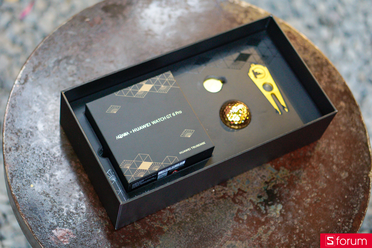 Dòng chữ HONMA x Huawei Watch GT 6 Pro cách điệu được đặt ngay giữa, cho cảm giác sản phẩm cực kì cao cấp. cùng logo chuột chuỗi đặc trưng của HONMA