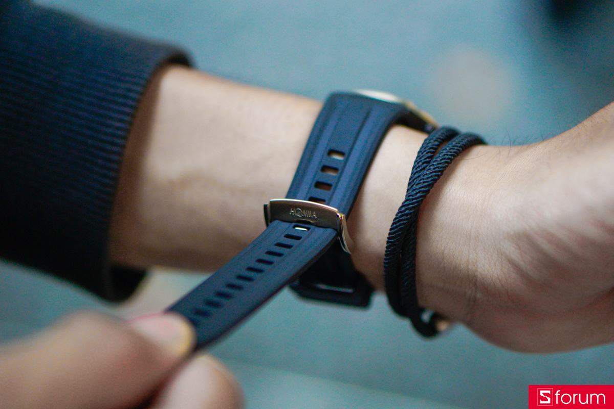 Dây đeo trên HONMA x GT 6 Pro mặc dù là dây silicone quen thuộc, nhưng độ mềm, đàn hồi và khả năng ôm tay đều được tối ưu tốt.