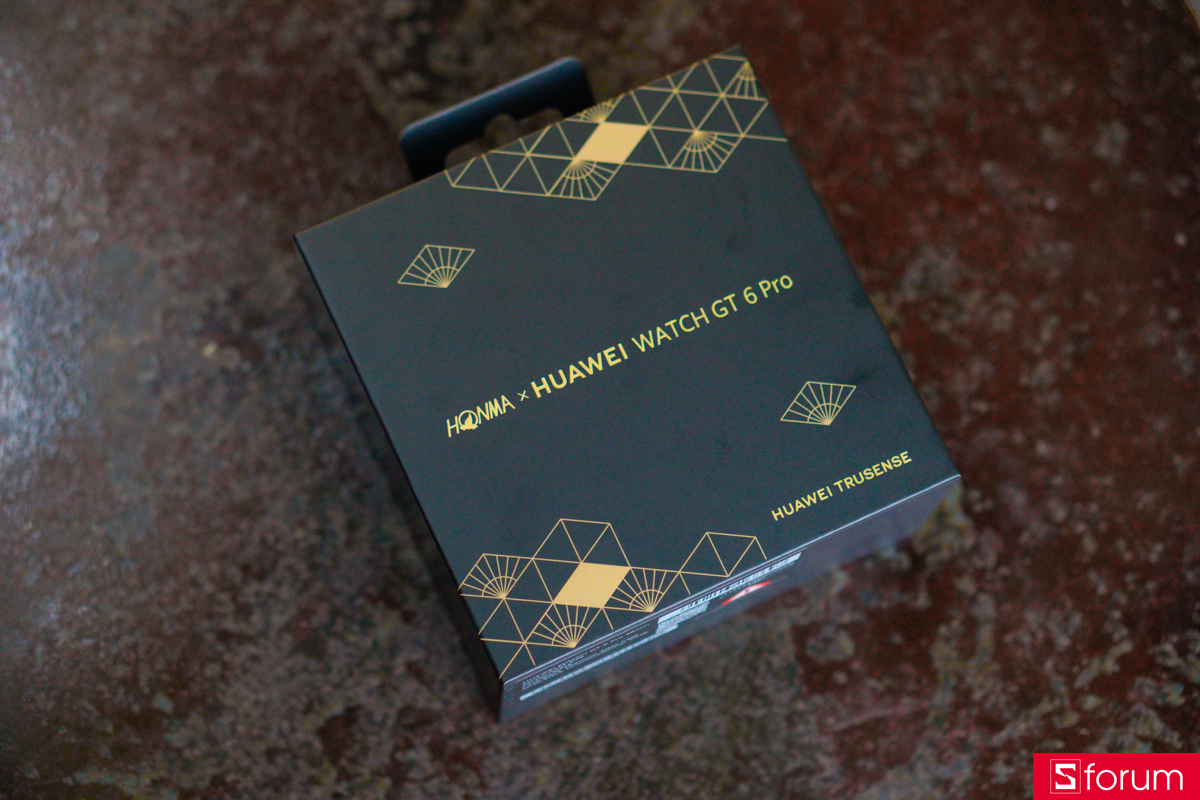 Smartwatch vẫn tiếp tục mang phong cách thiết kế của phiên bản này, với bộ phụ kiện vẫn không có gì khác biệt so với phiên bản tiêu chuẩn.