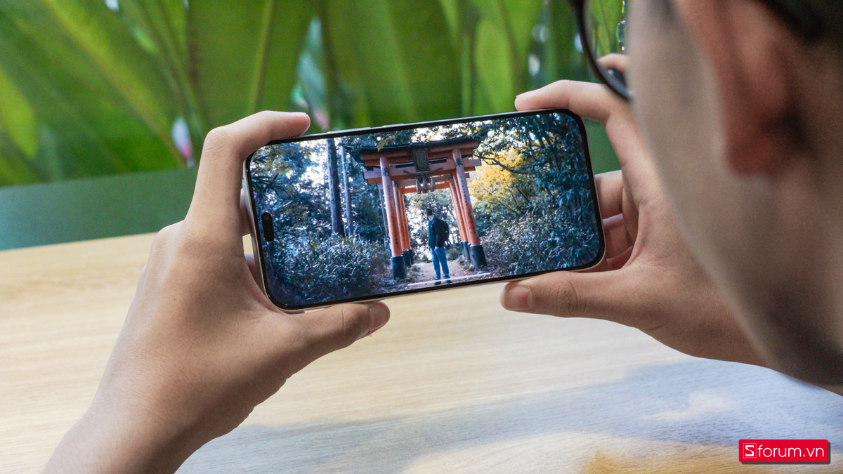 Trên tay HONOR 400 Lite cho khả năng hiển thị cực kì tốt trong tầm giá