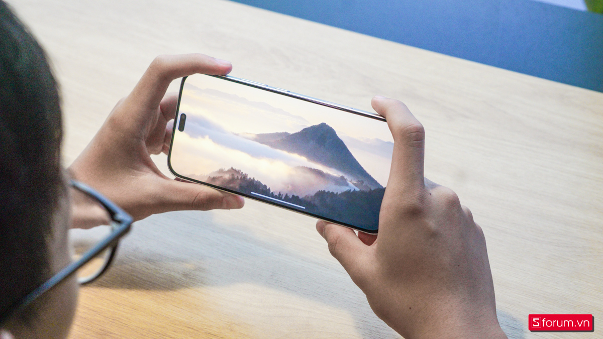 Màn hình của HONOR 400 Lite khá đều viền và thiết kế dạng đảo