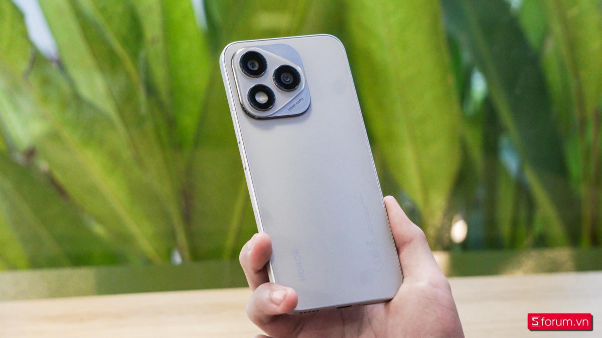 HONOR 400 Lite cần có sự cải thiện ở mặt lưng để nhìn sản phẩm sạch sẽ hơn