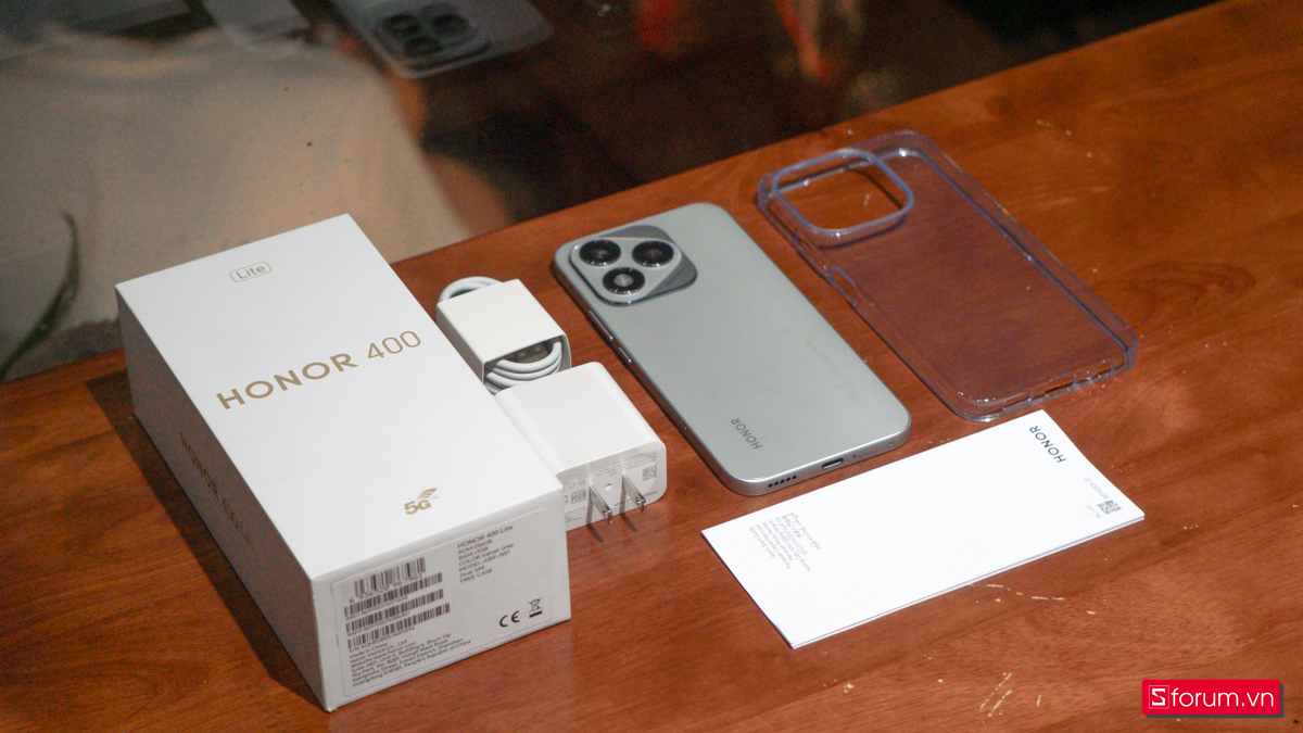 Trên tay HONOR 400 Lite có bộ phụ kiện đi kèm cực kì đầy đủ
