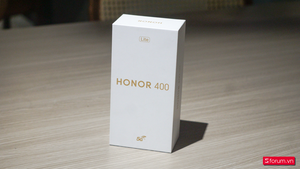 Hộp của HONOR 400 Lite cho cảm giác tối giản và sang trọng