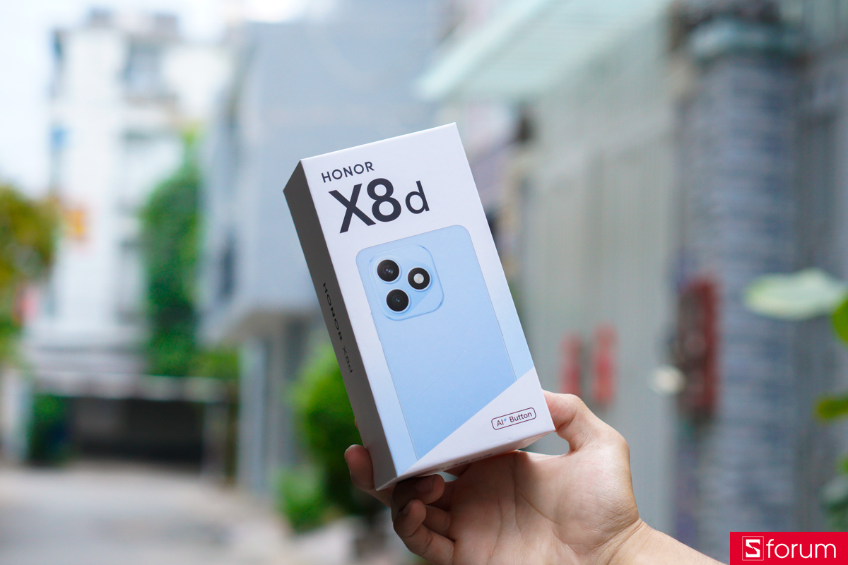 HONOR X8d được đóng gói với tông màu trắng chủ đạo cùng hình ảnh tả thực và tên của sản phẩm ngay nắp hộp cực kì trực quan.