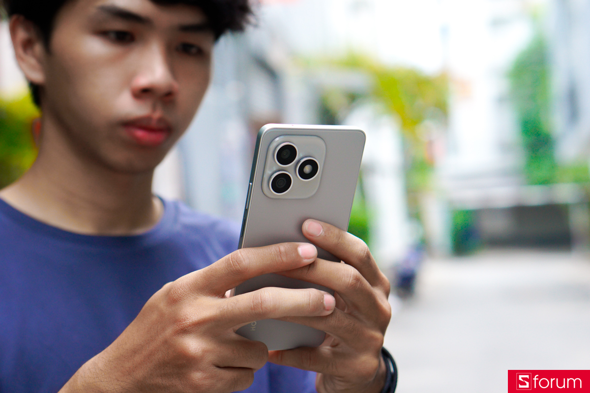 HONOR X8d có ngoại hình máy khá quen thuộc, nhưng cảm giác cầm nằm thoải mái hơn đáng kể