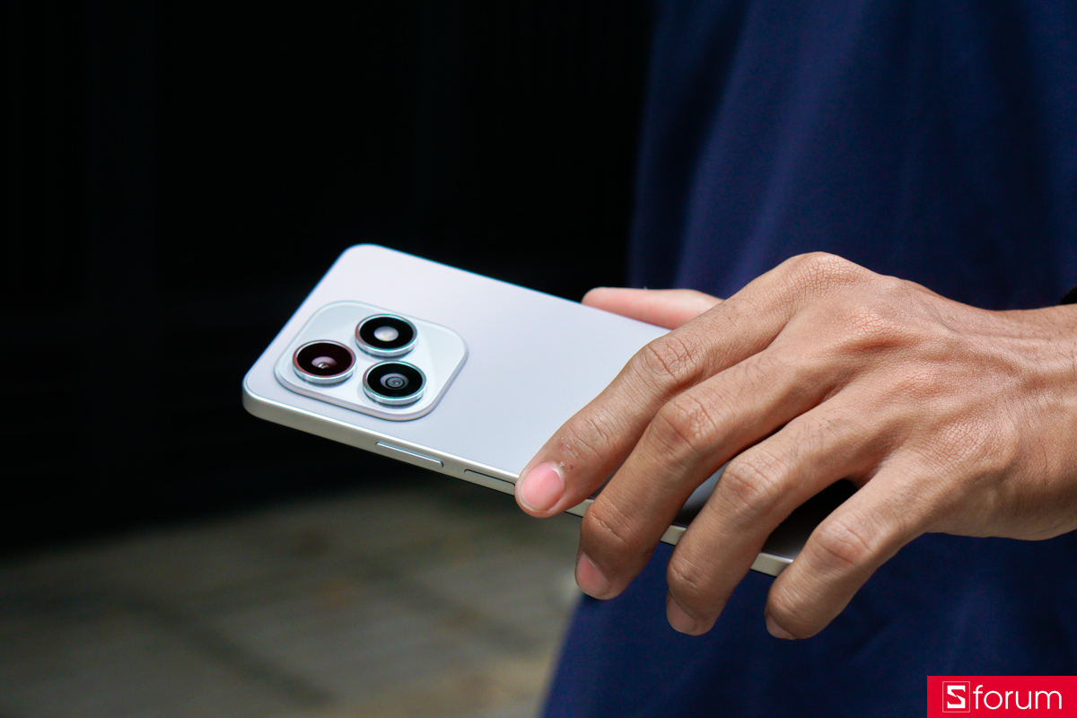 Điểm nhấn của HONOR X8d là viên pin dung lượng khổng lồ 7000mAh, dư sức vượt qua hai ngày làm việc hỗn hợp cường độ cao