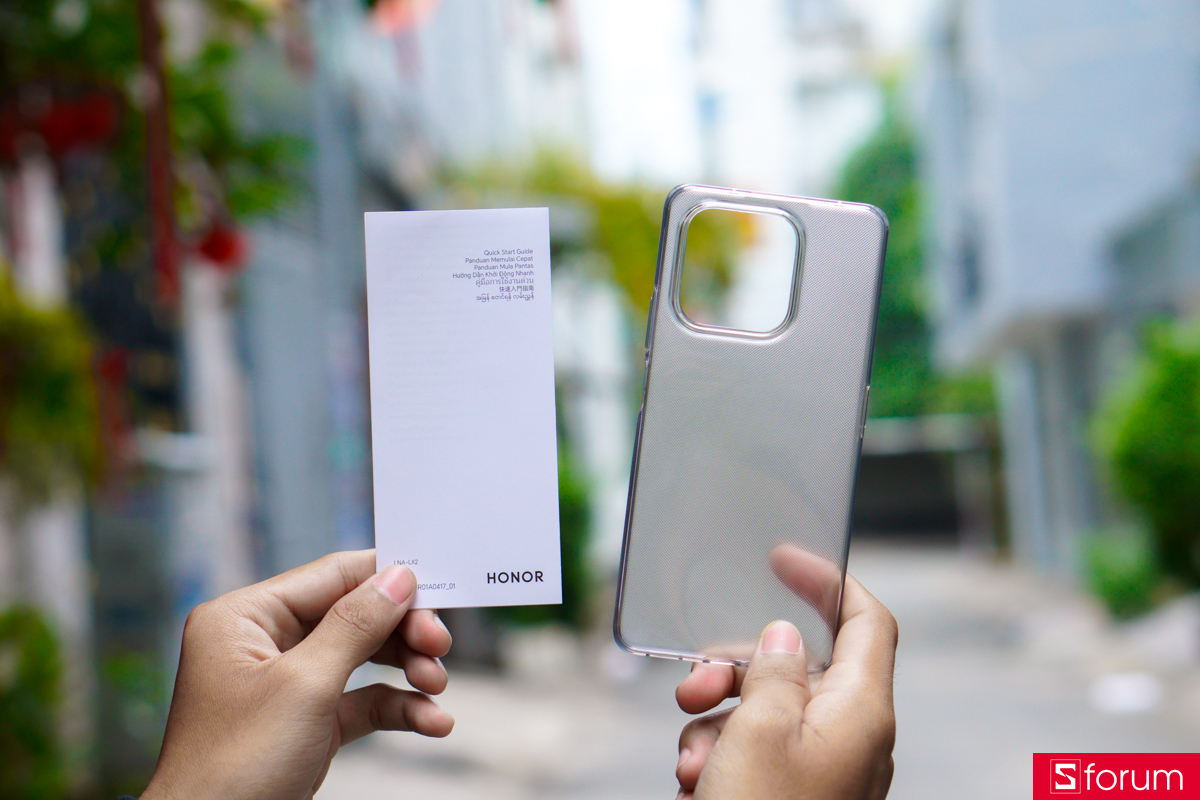 Phụ kiện bên trong khi trên tay HONOR X8d tương đối đầy đủ với giấy hướng dẫn sử dụng cùng ốp lưng trong suốt đi kèm