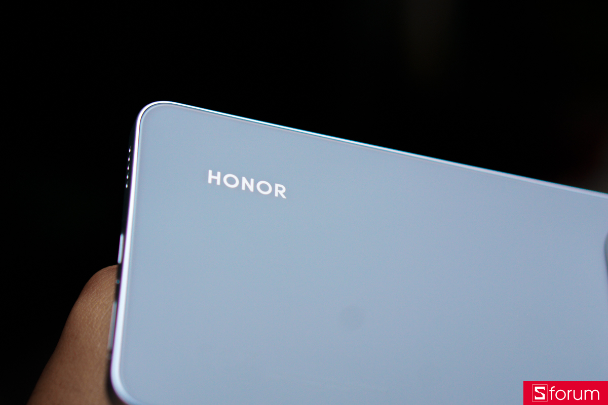 Mặt lưng của HONOR X8d được hoàn thiện nhám nhẹ, họa tiết và logo tinh tế làm cho mặt lưng cực kì sạch