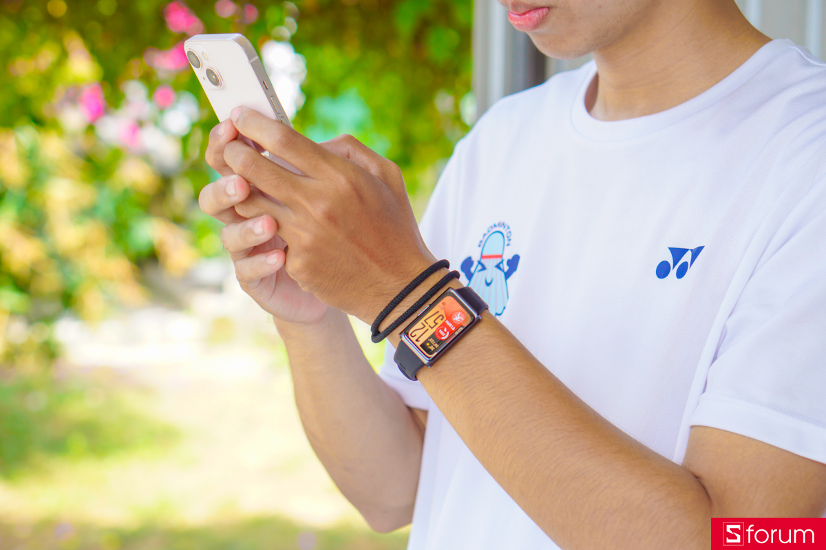 Huawei Band 11 Pro mang một thiết kế có phần góc cạnh hơn phiên bản tiêu chuẩn