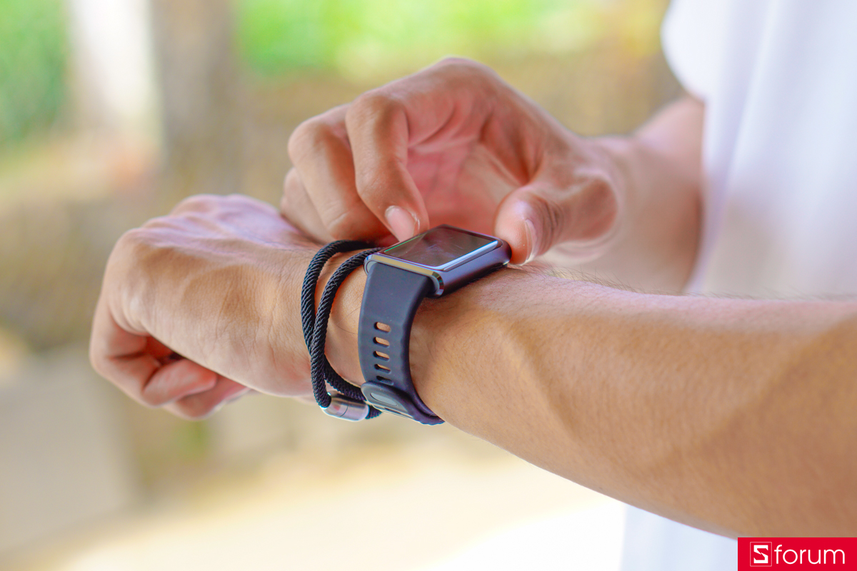 Dây đeo silicone của Huawei Band 11 Pro mềm, độ đàn hồi tốt, không gây bí hay khó chịu khi đổ mồ hôi nhiều