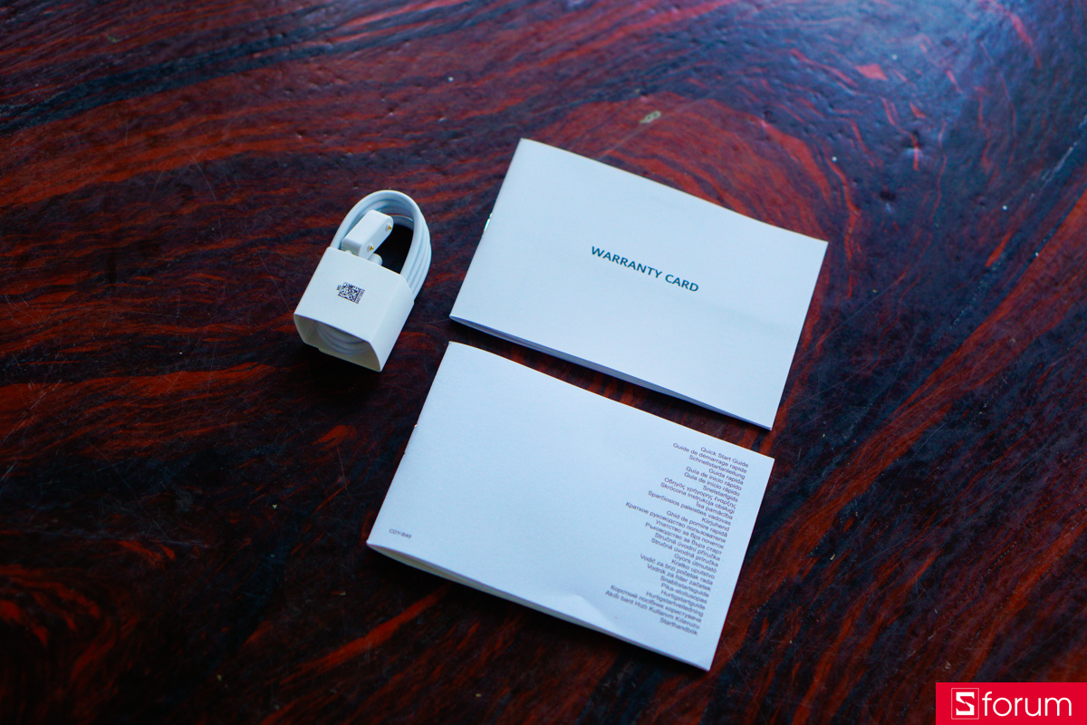 Phụ kiện bên trong cũng cực kì cơ bản với bộ sách hướng dẫn sử dụng, phiếu bảo hành và một sợi dây sạc được làm riêng cho Huawei Band 11 Pro