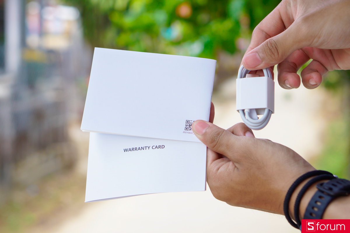 Phụ kiện bên trong của của Huawei Band 11 cũng cực kì đơn giản