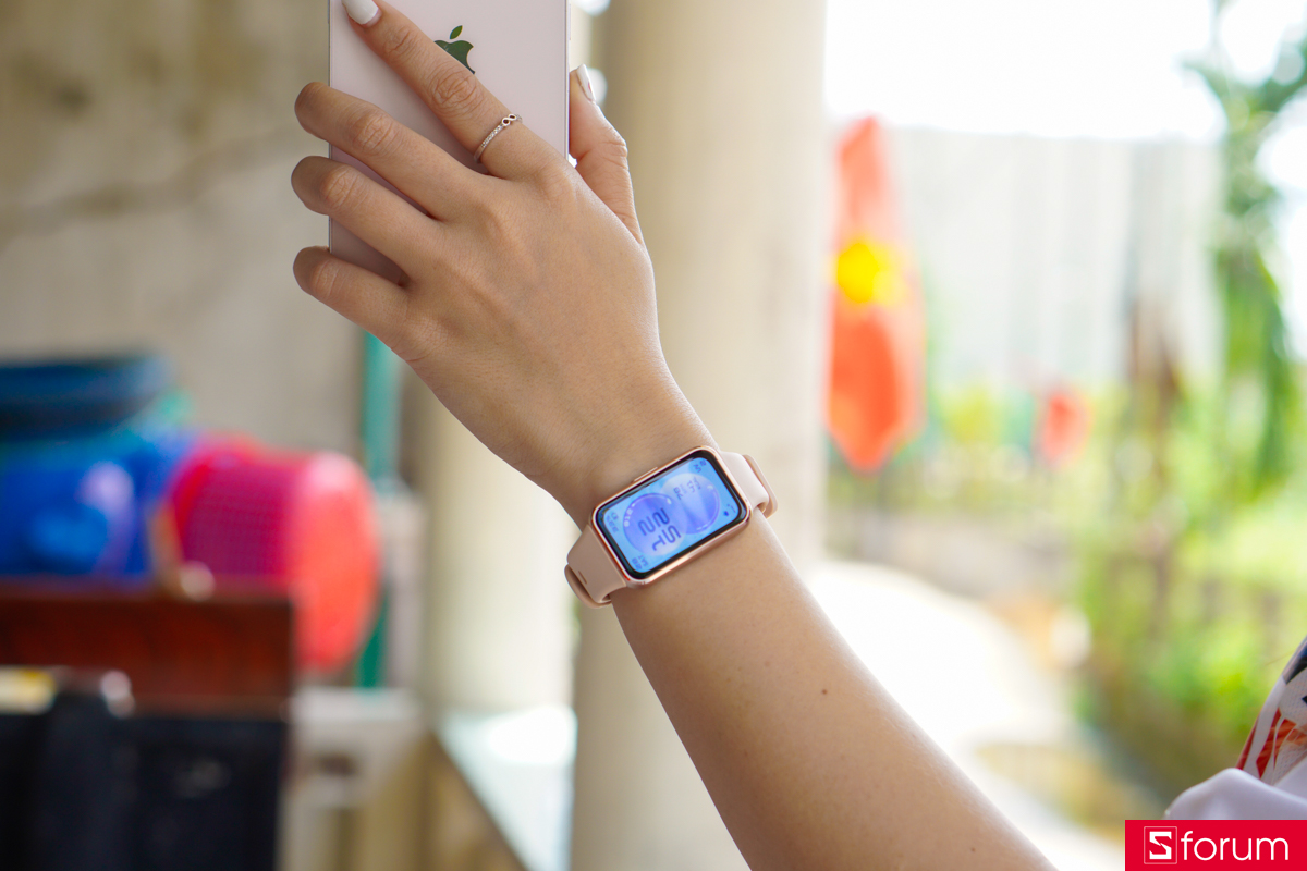 Huawei Band 11 cho mình cảm giác tương đối gọn nhẹ