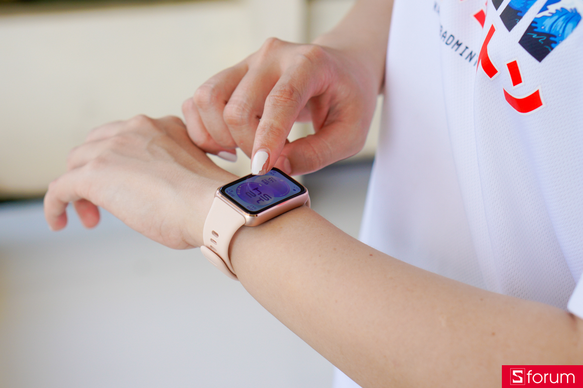 Huawei Band 11 vẫn cho cảm giác mang đeo cực kì nhẹ nhàng khi trọng lượng chỉ khoảng 16 đến 17g