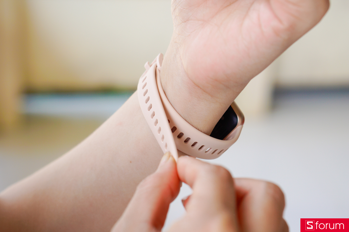 Huawei Band 11 sở hữu bộ dây cao su fluoroelastomer cực kì mềm mại và thoải mái