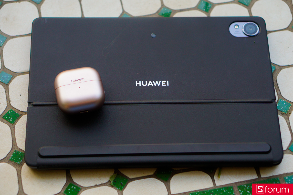 Huawei FreeClip 2 màu Rose Gold với khả năng cung cấp đến 9 giờ sử dụng liên tục chỉ với một lần sạc đầy tai nghe