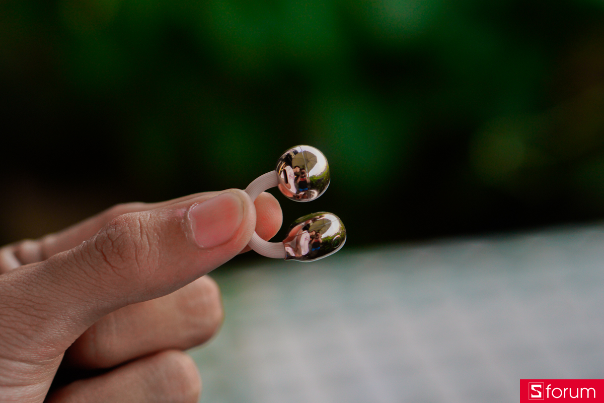 Huawei FreeClip 2 màu Rose Gold vẫn sở hữu cấu trúc C-bridge, giúp kẹp nhẹ nhàng lên vành tai mà không cần nhét sâu vào ống tai, cho cảm giác cực kì thoáng khi sử dụng thời gian dài