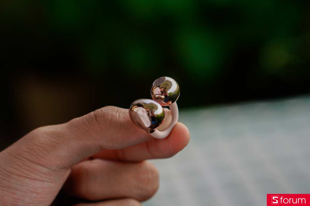 Cùng với chất liệu sillicon mềm ở khung tai nghe, Huawei FreeClip 2 màu Rose Gold cho cảm giác thoải mái, không bị cấn tai trong quá trình đeo