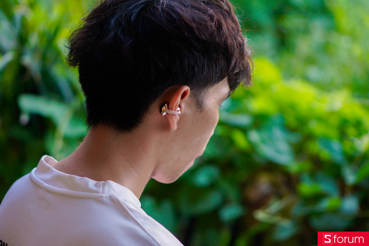 Huawei FreeClip 2 màu Rose Gold với dải bass được tinh chỉnh để tăng cường sức mạnh rõ rệt nhưng không hề làm lấn át phần mid và dải treble