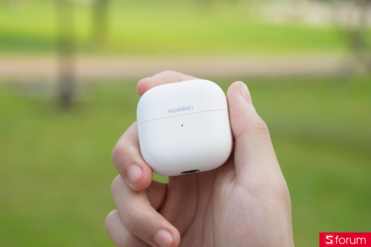 Thiết kế hộp của Huawei FreeClip 2 cũng được làm nhám, cho trải nghiệm cầm nắm khá tốt, ngoại hình tương đối sạch và tối giản