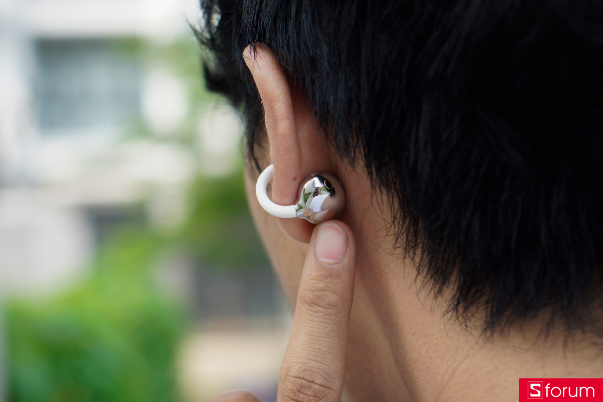 Các thao tác điều hướng trên Huawei FreeClip 2 cũng cực kì đa dạng với cử chỉ chạm, nhấn giữ hoặc vuốt ở 3 vị trí trên tai nghe