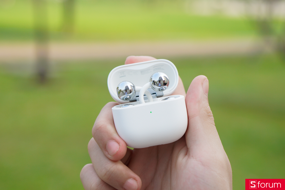 Hộp của Huawei FreeClip 2 cũng có sự cải tiến khi hộp nhẹ hơn, gọn gàng hơn, cách bố trí tai nghe trong hộp đựng cũng được đặt ngược lại và bắt chèo vào nhau 