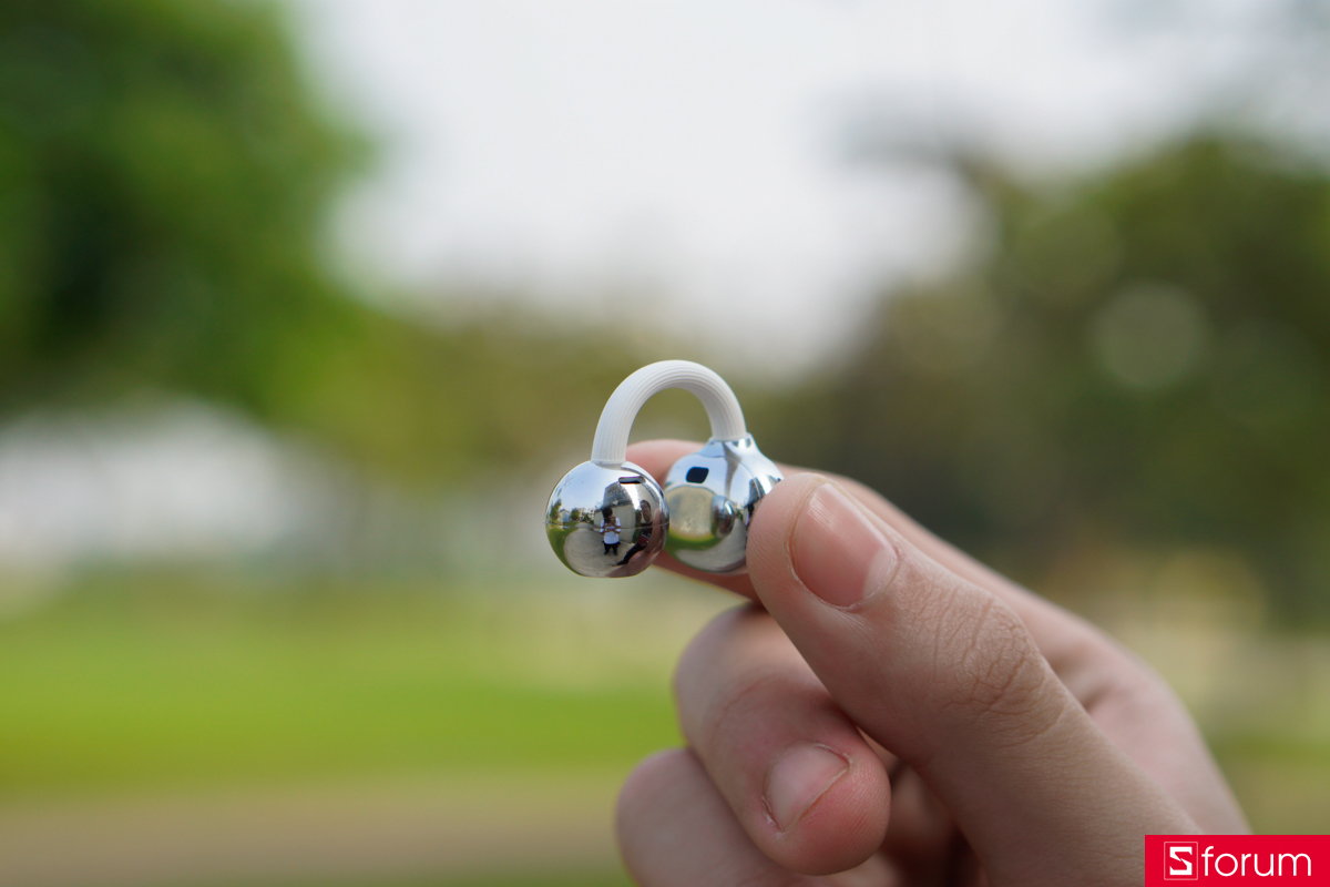 Housing của Huawei FreeClip 2 và phần cầu C-Bridge tiếp xúc với tai được làm bằng silicone thân thiện với da cùng với khung shape-memory aloy