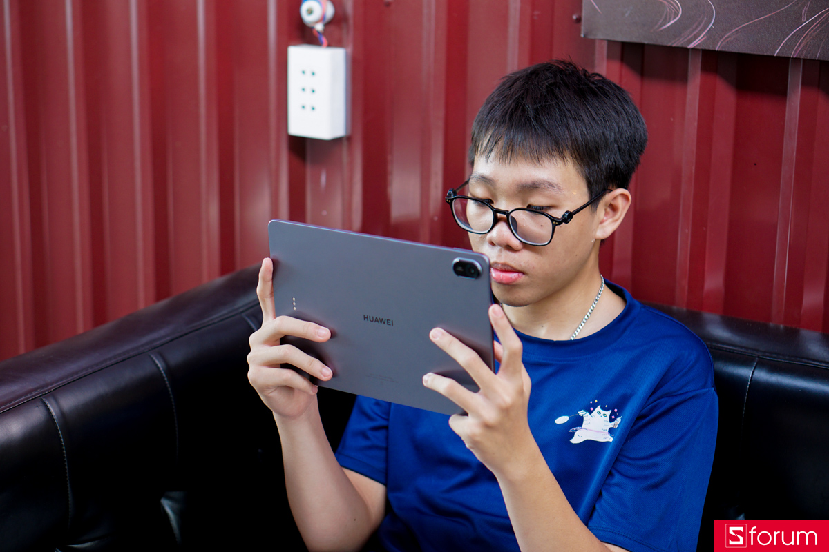 Khung viền cũng như mặt lưng của Huawei MatePad 11.5 được làm màu trầm hơn, màu sắc có hiệu ứng phản quang