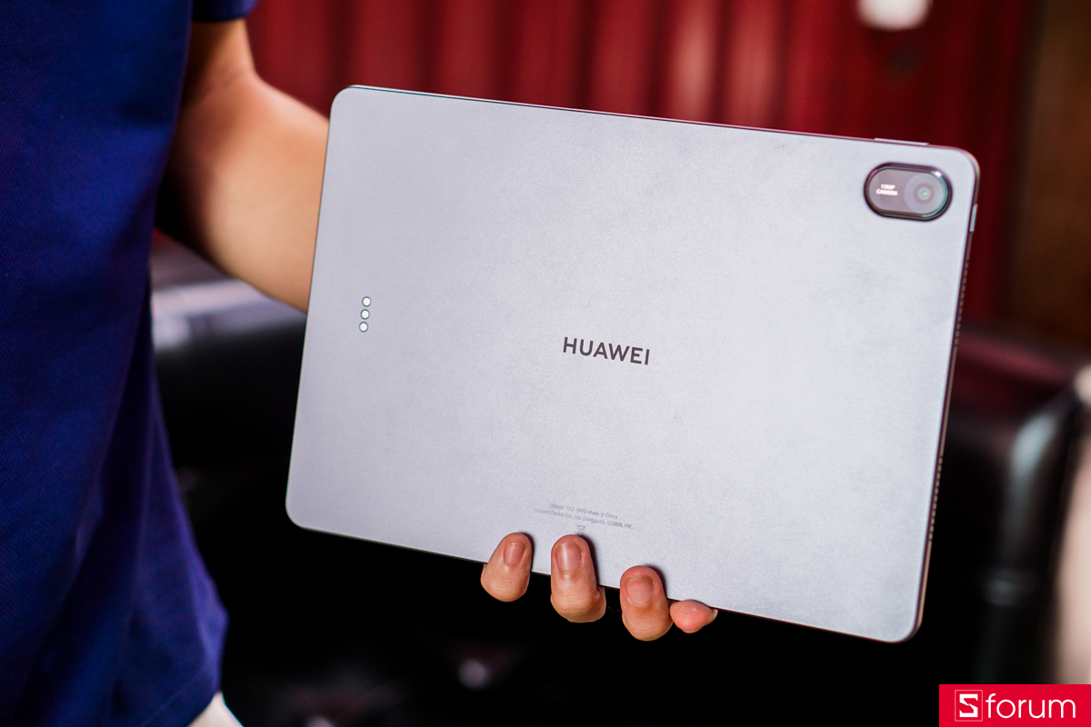 Huawei MatePad 11.5 mang hơi hướng thiết kế phẳng, cạnh hơi bo cong, tạo cảm giác cầm thân thiện, thoải mái trong thời gian dài