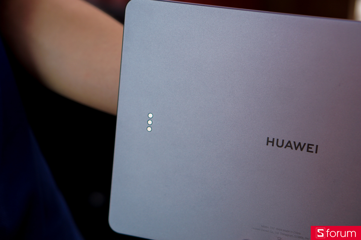Chấu kết nối phụ kiện của Huawei MatePad 11.5 không được đặt ở cạnh phải của máy như các dòng sản phẩm tablet trước đến nay mà lại được đặt to bản ở mặt lưng