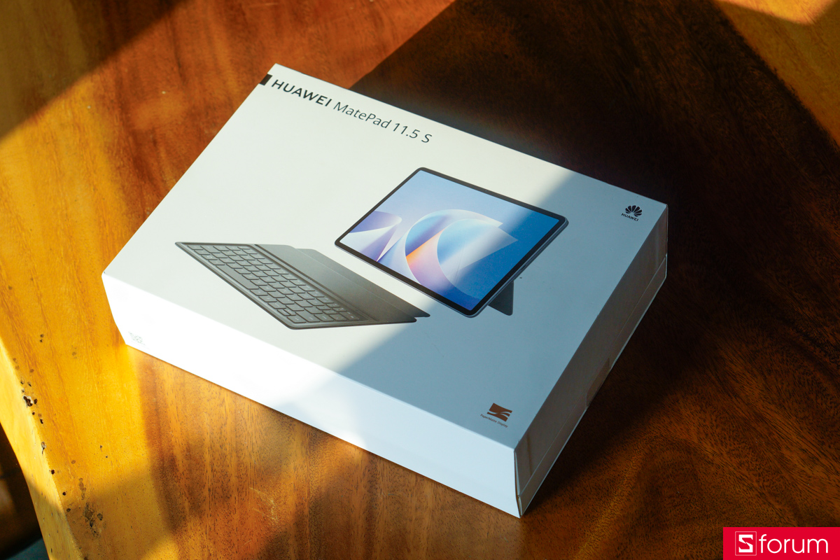 Huawei MatePad 11.5 S phiên bản đầy đủ đi kèm với bàn phím Huawei Notes, được đóng gói với tông màu trắng chủ đạo