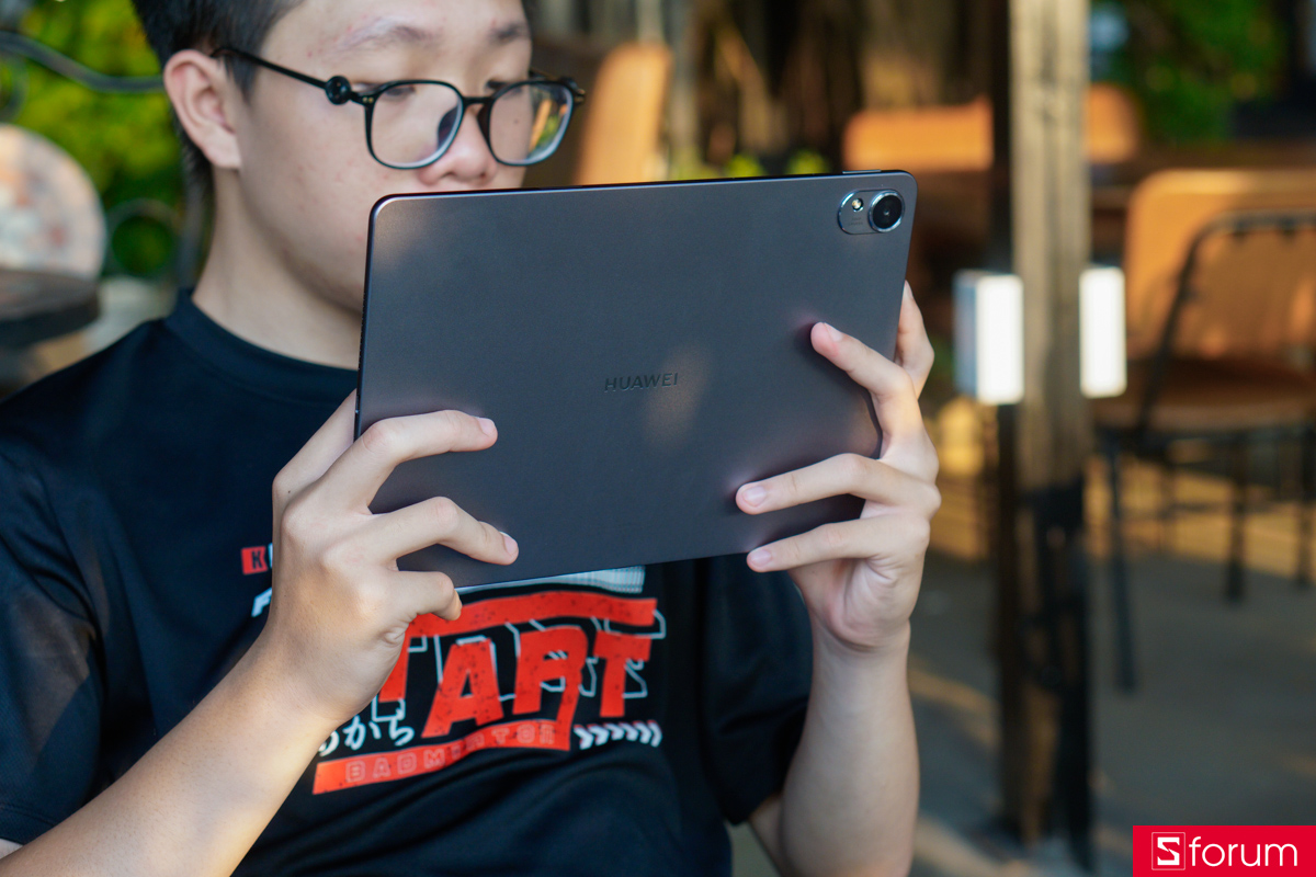 Huawei MatePad 11.5 S cho mình cảm giác sử dụng cực kì thoải mái, độ mỏng vừa phải cùng với khối lượng không quá nặng