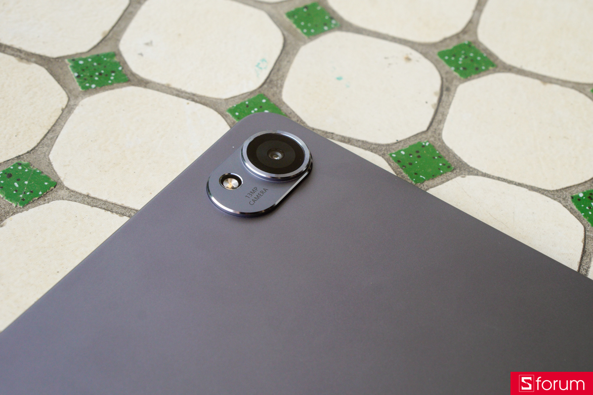 Mặt lưng của Huawei MatePad 11.5 S được trang bị một camera đơn 13MP f/1.8 được đặt module ngang cùng với đèn flash, logo Huawei nằm giữa cho cảm giác thiết kế cực kì sạch