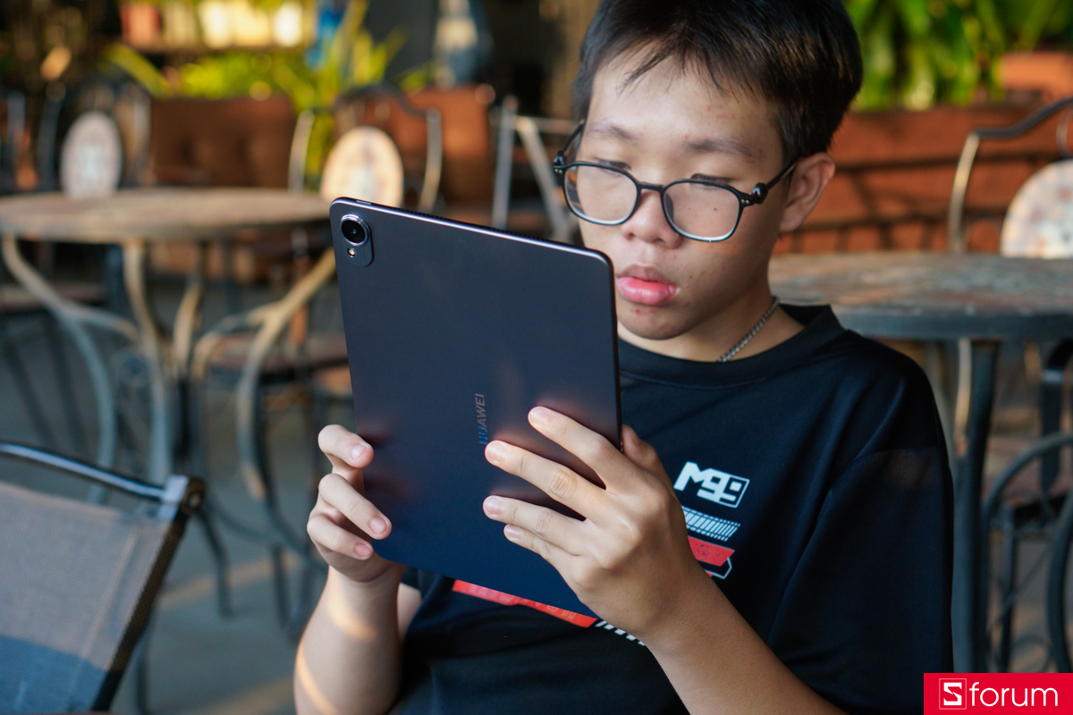 Viên pin dung lượng lớn 8800 mAh đóng vai trò như một trái tim bền bỉ, cung cấp năng lượng cho Huawei MatePad 11.5 S cho cả một ngày dài làm việc và giải trí liên tục