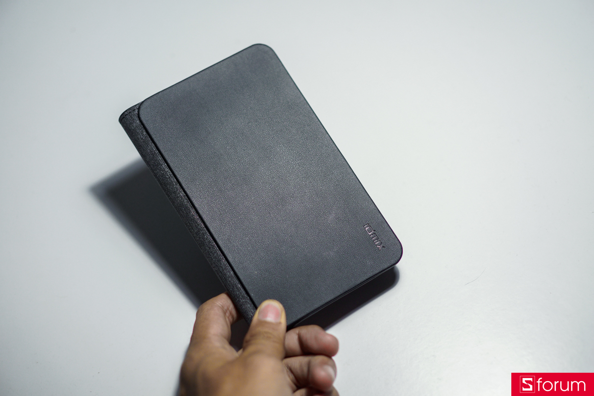 IDMIX Air Passport vẫn mang trong mình một ngoại hình gọn gàng, mỏng, nhẹ, thích hợp để mang đi di chuyển